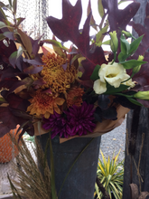 Load image into Gallery viewer, Cut Flowers with Vase