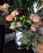 Load image into Gallery viewer, Cut Flowers with Vase